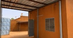 ENTREPÔT DE 170M² AVEC BUREAU À KARPALA EN LOCATION
