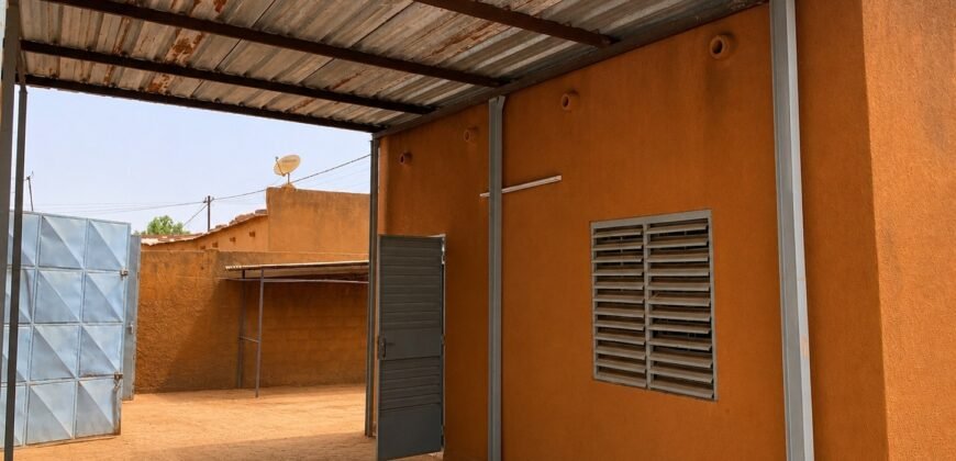 ENTREPÔT DE 170M² AVEC BUREAU À KARPALA EN LOCATION