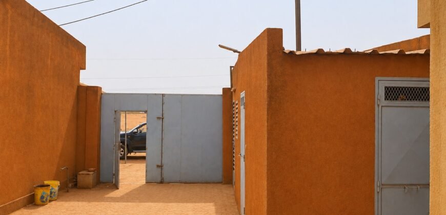 ENTREPÔT DE 170M² AVEC BUREAU À KARPALA EN LOCATION