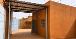 ENTREPÔT DE 170M² AVEC BUREAU À KARPALA EN LOCATION