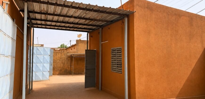ENTREPÔT DE 170M² AVEC BUREAU À KARPALA EN LOCATION