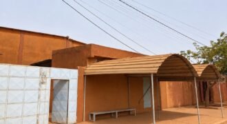 ENTREPÔT DE 170M² AVEC BUREAU À KARPALA EN LOCATION
