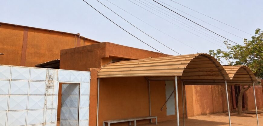 ENTREPÔT DE 170M² AVEC BUREAU À KARPALA EN LOCATION