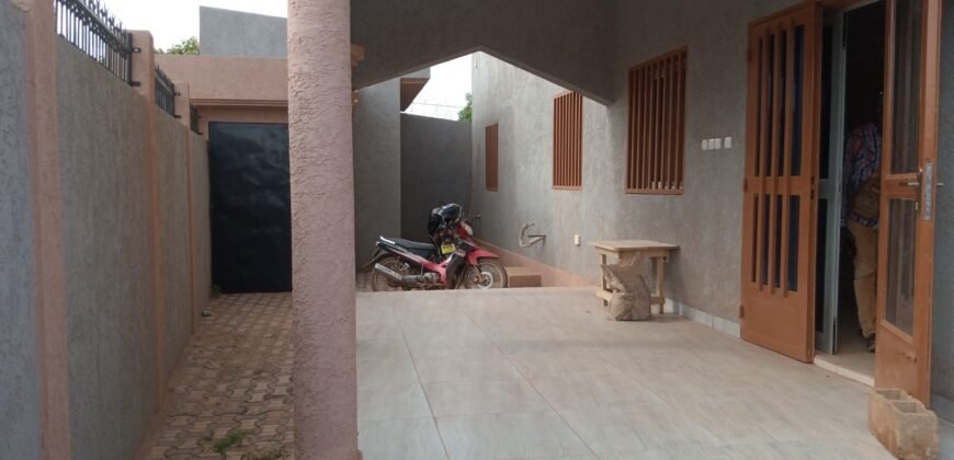 TRIPLEX DE HAUT STANDING NEUF – 8 PIÈCES EN LOCATION À OUAGA 2000, ZONE C