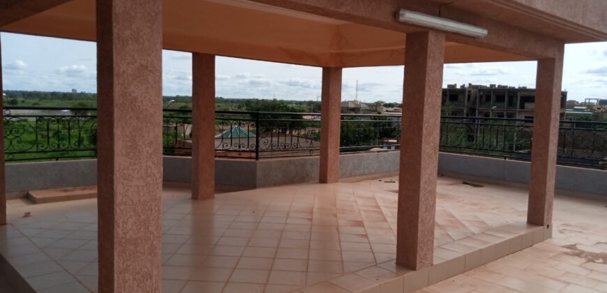 TRIPLEX DE HAUT STANDING NEUF – 8 PIÈCES EN LOCATION À OUAGA 2000, ZONE C