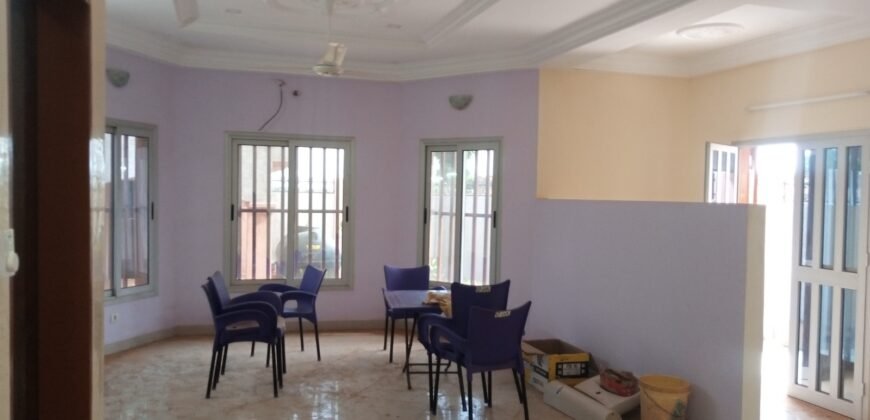 TRIPLEX DE HAUT STANDING NEUF – 8 PIÈCES EN LOCATION À OUAGA 2000, ZONE C