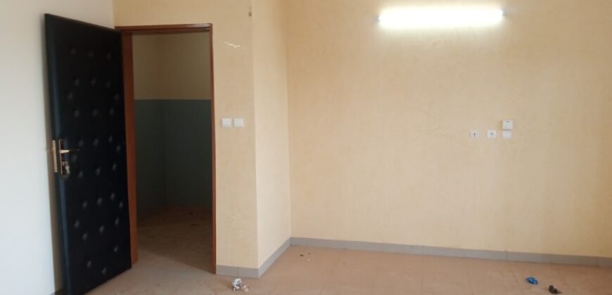 TRIPLEX DE HAUT STANDING NEUF – 8 PIÈCES EN LOCATION À OUAGA 2000, ZONE C