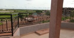 TRIPLEX DE HAUT STANDING NEUF – 8 PIÈCES EN LOCATION À OUAGA 2000, ZONE C