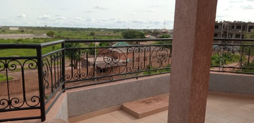 TRIPLEX DE HAUT STANDING NEUF – 8 PIÈCES EN LOCATION À OUAGA 2000, ZONE C