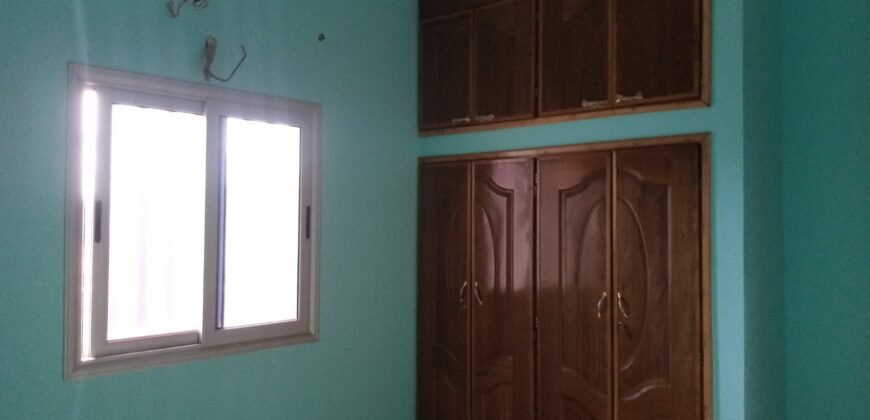 TRIPLEX DE HAUT STANDING NEUF – 8 PIÈCES EN LOCATION À OUAGA 2000, ZONE C