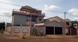 TRIPLEX DE HAUT STANDING NEUF – 8 PIÈCES EN LOCATION À OUAGA 2000, ZONE C