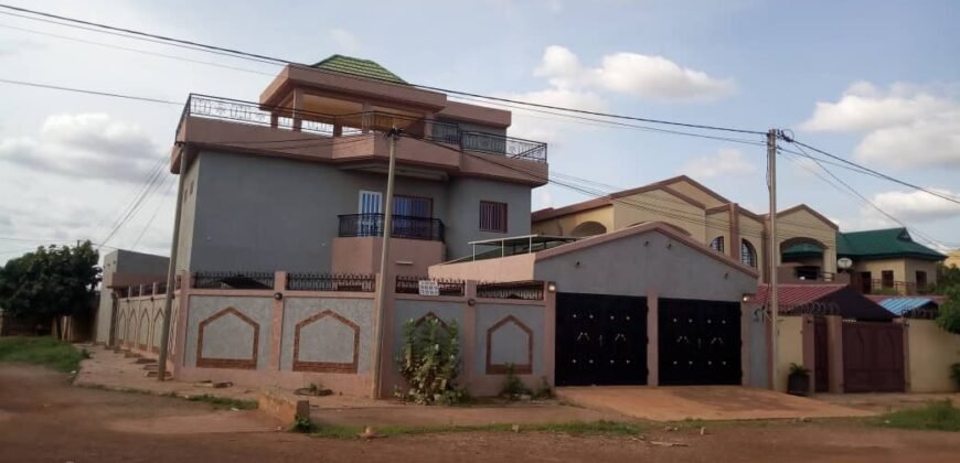 TRIPLEX DE HAUT STANDING NEUF – 8 PIÈCES EN LOCATION À OUAGA 2000, ZONE C