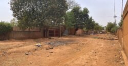 TERRAIN STRATEGIQUE DE 422M² CLOTURE AVEC BATI A YAGMA EN VENTE