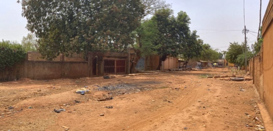 TERRAIN STRATEGIQUE DE 422M² CLOTURE AVEC BATI A YAGMA EN VENTE