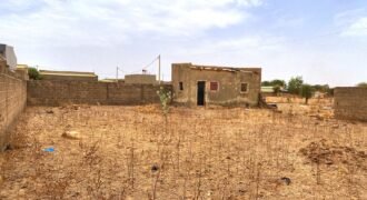 TERRAIN STRATEGIQUE DE 422M² CLOTURE AVEC BATI A YAGMA
