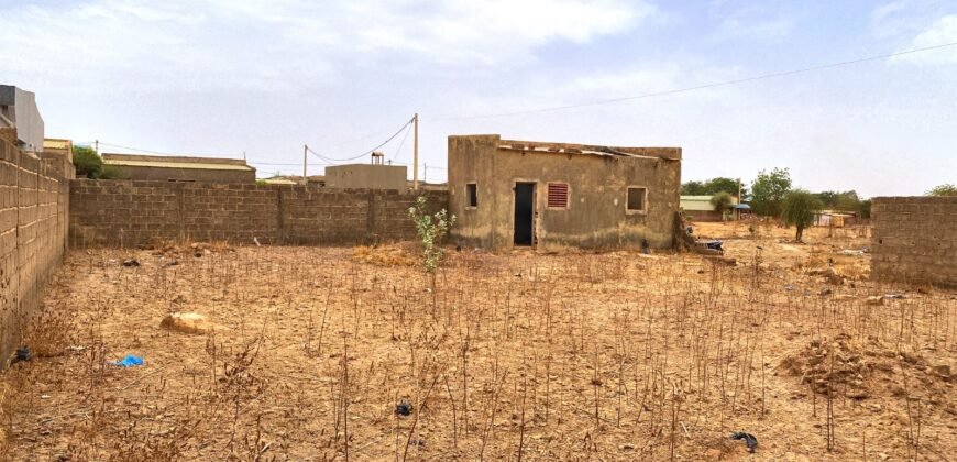 TERRAIN STRATEGIQUE DE 422M² CLOTURE AVEC BATI A YAGMA