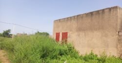 PARCELLE DE TYPE PAN COUPE CLÔTURÉE AVEC UNE SUPERFICIE DE 452 M² EN VENTE A BASSINKO