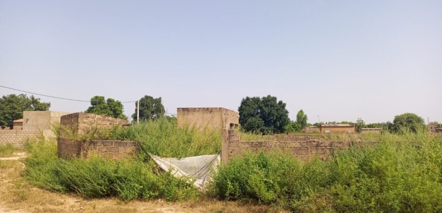 PARCELLE DE TYPE PAN COUPE CLÔTURÉE AVEC UNE SUPERFICIE DE 452 M² EN VENTE A BASSINKO