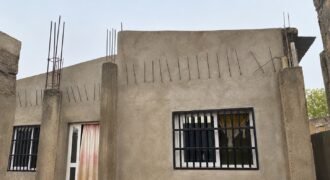 VILLA ÉVOLUTIVE R+1 À VENDRE À KOSSODO POLOSGO – INVESTISSEMENT STRATÉGIQUE AVEC POTENTIEL DE PLUS-VALUE