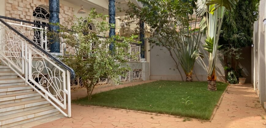 TRIPLEX DE HAUT STANDING DE 13 PIÈCES À LOUER À OUAGA 2000 (SOCOGIB)