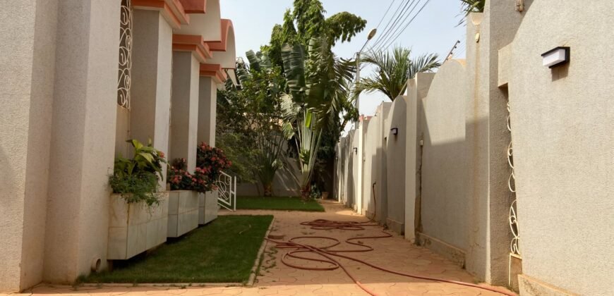 TRIPLEX DE HAUT STANDING DE 13 PIÈCES À LOUER À OUAGA 2000 (SOCOGIB)