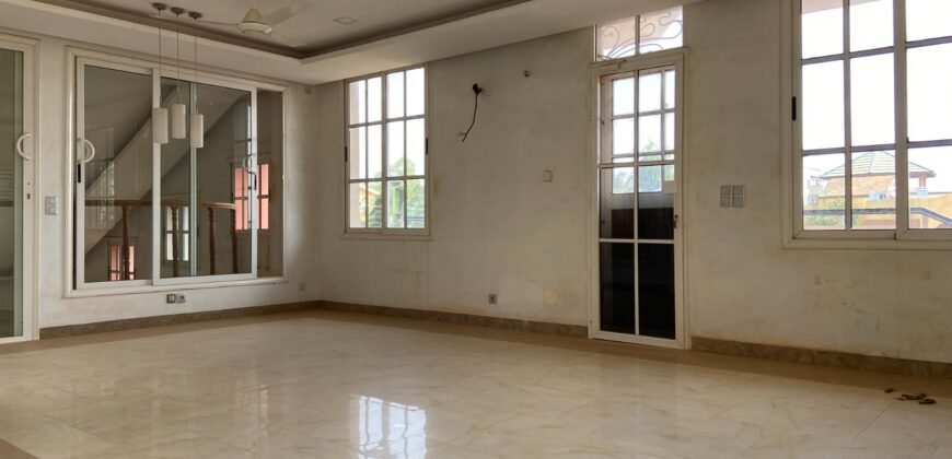 TRIPLEX DE HAUT STANDING DE 13 PIÈCES À LOUER À OUAGA 2000 (SOCOGIB)