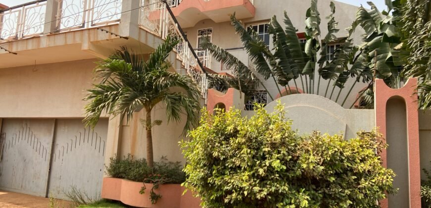 TRIPLEX DE HAUT STANDING DE 13 PIÈCES À LOUER À OUAGA 2000 (SOCOGIB)