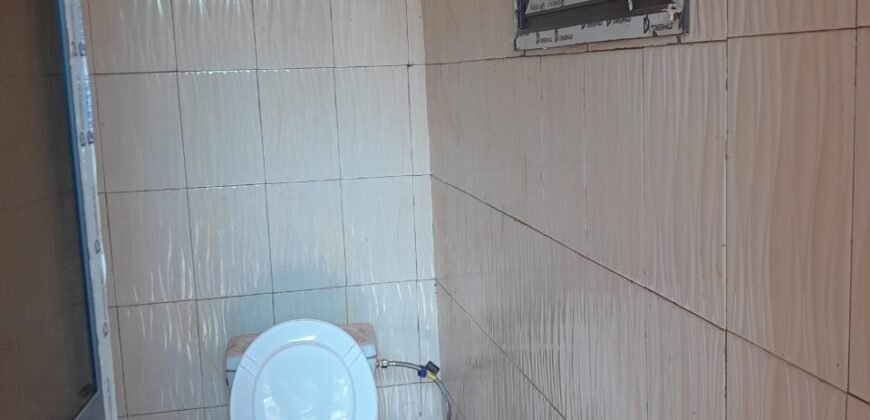BUREAUX EN LOCATION DANS UN IMMEUBLE EN BORDURE DE VOIE BITUMÉE A BAROGO