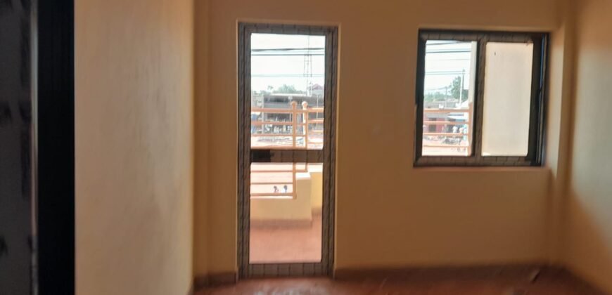 BUREAUX EN LOCATION DANS UN IMMEUBLE EN BORDURE DE VOIE BITUMÉE A BAROGO