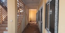 BUREAUX EN LOCATION DANS UN IMMEUBLE EN BORDURE DE VOIE BITUMÉE A BAROGO