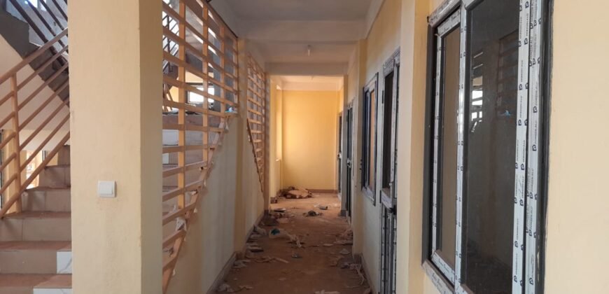 BUREAUX EN LOCATION DANS UN IMMEUBLE EN BORDURE DE VOIE BITUMÉE A BAROGO