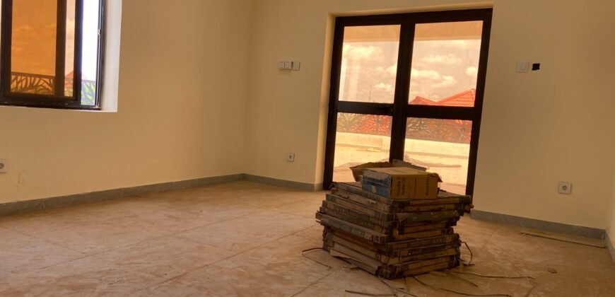 TRIPLEX DE HAUT STANDING NEUF – 08 PIÈCES EN LOCATION À OUAGA 2000, ZONE C