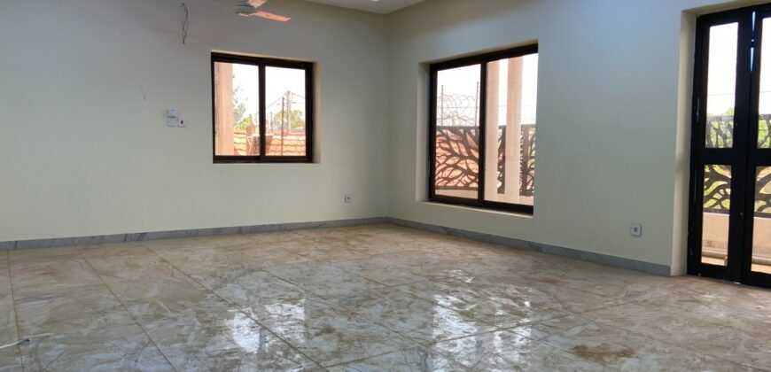 TRIPLEX DE HAUT STANDING NEUF – 08 PIÈCES EN LOCATION À OUAGA 2000, ZONE C
