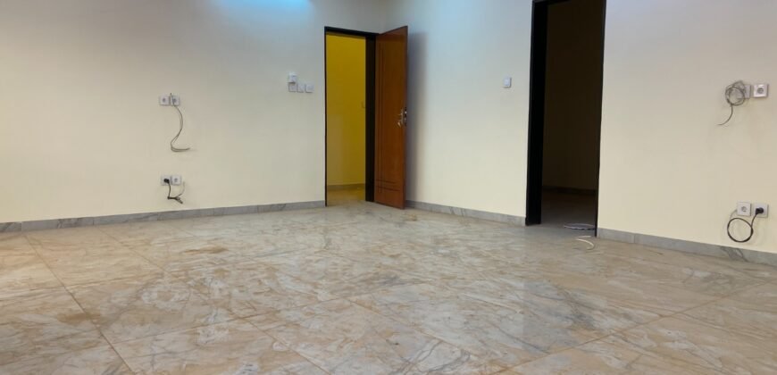 TRIPLEX DE HAUT STANDING NEUF – 08 PIÈCES EN LOCATION À OUAGA 2000, ZONE C