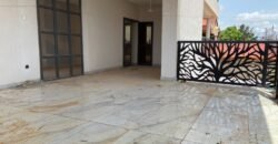 TRIPLEX DE HAUT STANDING NEUF – 08 PIÈCES EN LOCATION À OUAGA 2000, ZONE C
