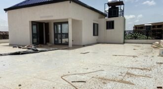 TRIPLEX DE HAUT STANDING NEUF – 08 PIÈCES EN LOCATION À OUAGA 2000, ZONE C