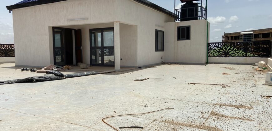 TRIPLEX DE HAUT STANDING NEUF – 08 PIÈCES EN LOCATION À OUAGA 2000, ZONE C