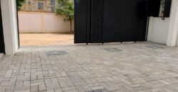 TRIPLEX DE HAUT STANDING NEUF – 08 PIÈCES EN LOCATION À OUAGA 2000, ZONE C
