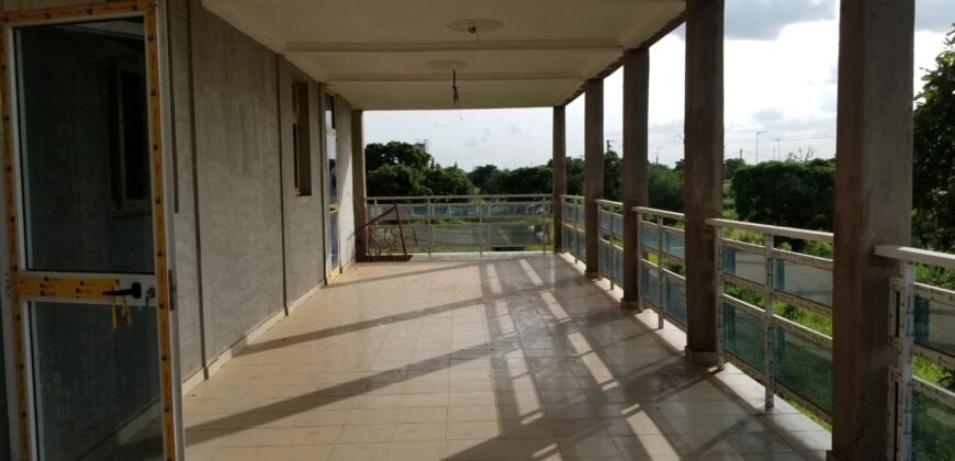 IMMEUBLE R+1 BATI SUR UNE PARCELLE DE 459 M² EN VENTE A LOUMBILA