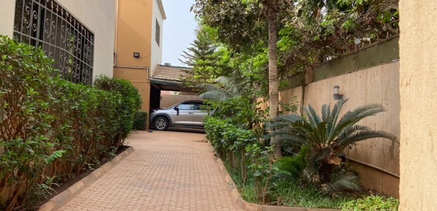 DUPLEX R+1 DE 10 PIÈCES ÉQUIPÉ EN LOCATION À OUAGA 2000 ZONE C