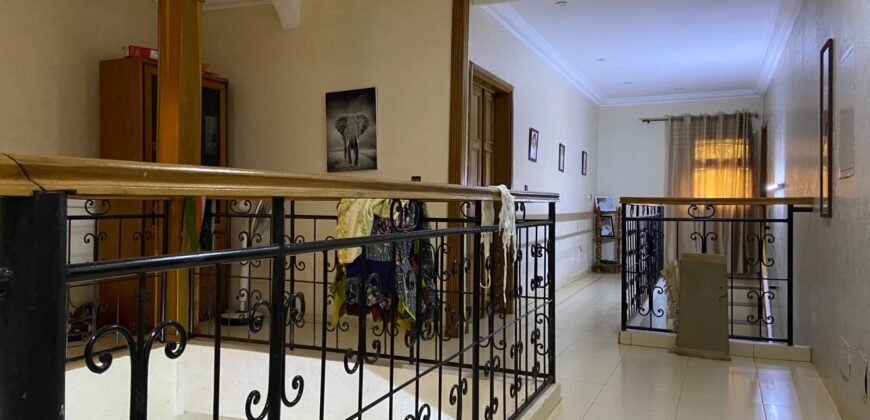 DUPLEX R+1 DE 10 PIÈCES ÉQUIPÉ EN LOCATION À OUAGA 2000 ZONE C