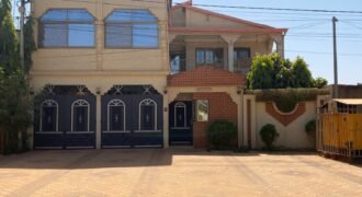 DUPLEX R+1 DE 10 PIÈCES ÉQUIPÉ EN LOCATION À OUAGA 2000 ZONE C