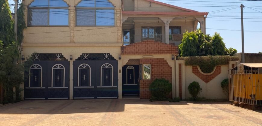 DUPLEX R+1 DE 10 PIÈCES ÉQUIPÉ EN LOCATION À OUAGA 2000 ZONE C