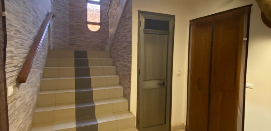 DUPLEX R+1 DE 10 PIÈCES ÉQUIPÉ EN LOCATION À OUAGA 2000 ZONE C