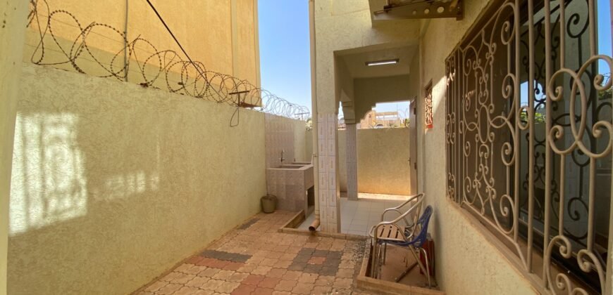 DUPLEX R+1 DE 10 PIÈCES ÉQUIPÉ EN LOCATION À OUAGA 2000 ZONE C