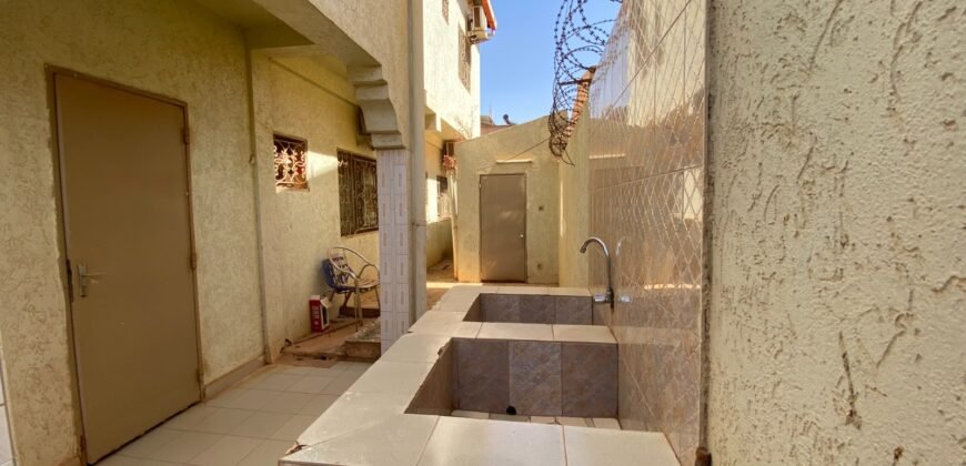 DUPLEX R+1 DE 10 PIÈCES ÉQUIPÉ EN LOCATION À OUAGA 2000 ZONE C