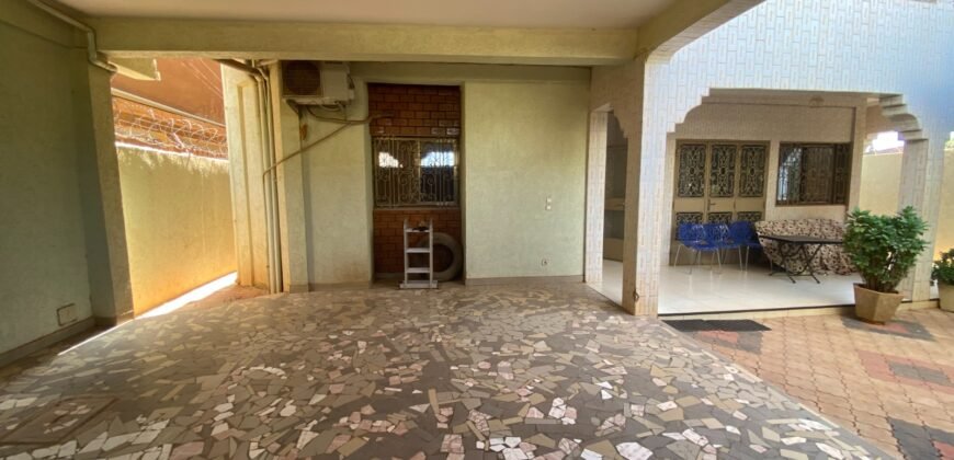 DUPLEX R+1 DE 10 PIÈCES ÉQUIPÉ EN LOCATION À OUAGA 2000 ZONE C