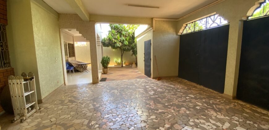 DUPLEX R+1 DE 10 PIÈCES ÉQUIPÉ EN LOCATION À OUAGA 2000 ZONE C