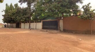 DUPLEX STANDING DE 11 PIÈCES EN LOCATION À KARPALA