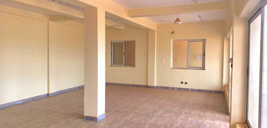 IMMEUBLE R+1 EN LOCATION DANS LE QUARTIER BANG-POORE